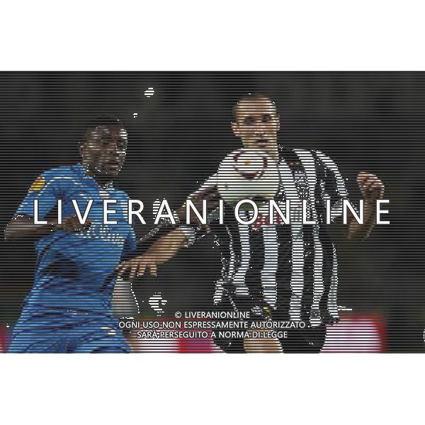 TORINO 16/09/2010 UEFA EUROPA LEAGUE 2010-2011 - PARTITA JUVENTUS vs LECH POZNAN nella foto: JOEL TSHIBAMBA (LECH) , (P/R) GIORGIO CHIELLINI (JUVENTUS) ©  JAKUB PIASECKI CYFRASPORT/NEWSPIX.PL- AG. ALDO LIVERANI SAS italy only 