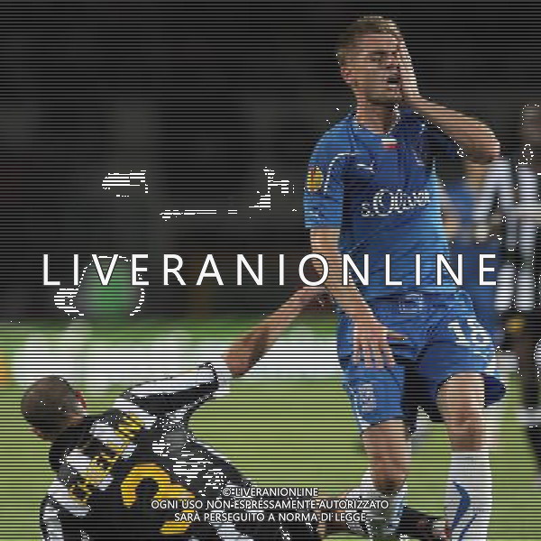 TORINO 16/09/2010 UEFA EUROPA LEAGUE 2010-2011 - PARTITA JUVENTUS vs LECH POZNAN nella foto: GIORGIO CHIELLINI (JUVENTUS) , (P/R) ARTUR WICHNIAREK (LECH) ©  JAKUB PIASECKI CYFRASPORT/NEWSPIX.PL- AG. ALDO LIVERANI SAS italy only 