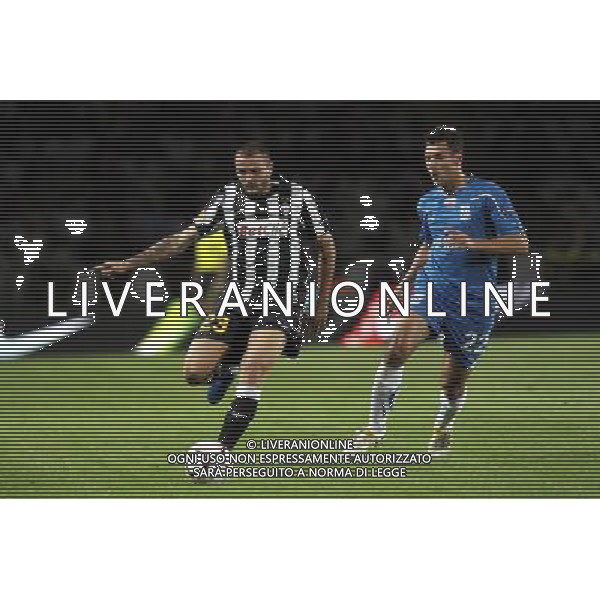 TORINO 16/09/2010 UEFA EUROPA LEAGUE 2010-2011 - PARTITA JUVENTUS vs LECH POZNAN nella foto: SIMONE PEPE (JUVENTUS) , GRZEGORZ WOJTKOWIAK ©  JAKUB PIASECKI CYFRASPORT/NEWSPIX.PL- AG. ALDO LIVERANI SAS italy only 
