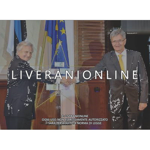 (100919) -- TALLIN, Sept. 19, 2010 () -- European Central Bank (ECB) President Jean-Claude Trichet (L) shakes hands with Estonian Central Bank governor Andres Lipstok during a presentation of Eurostar in Tallin, capital of Estonia, on September 19, 2010. () ©photoshot/Agenzia Aldo Liverani Sas - ITALY ONLY - Jean-Claude Trichet Presidente della Banca centrale europea (BCE), durante la presentazione di Eurostar a Tallin, capitale dell\'Estonia, il 19 settembre 2010