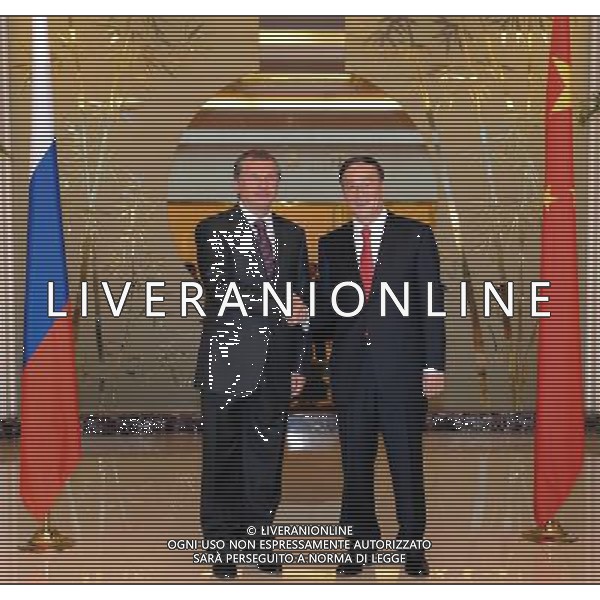 (100921) -- Tianjin, settembre 21, 2010 () - il vice premier cinese Wang Qishan (R) Skak mani con il vice primo ministro russo Igor Sechin a Tianjin, Cina orientale, in settembre. 21, 2010. Essi co-ospitato il sesto ciclo di incontri i negoziatori energetico sino-russo \'a Marted“. (/Xie Huanchi) (hdt) Photoshot-aldo liverani-only italy