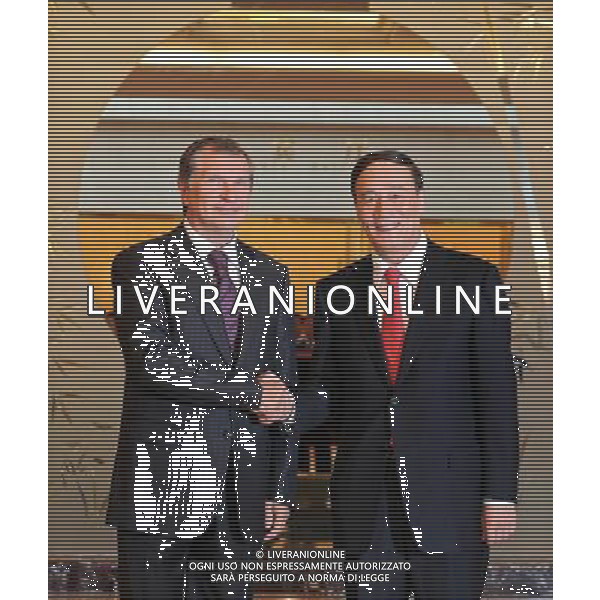 (100921) -- Tianjin, settembre 21, 2010 () - il vice premier cinese Wang Qishan (R) Skak mani con il vice primo ministro russo Igor Sechin a Tianjin, Cina orientale, in settembre. 21, 2010. Essi co-ospitato il sesto ciclo di incontri i negoziatori energetico sino-russo \'a Marted“. (/Xie Huanchi) (hdt) Photoshot-aldo liverani-only italy