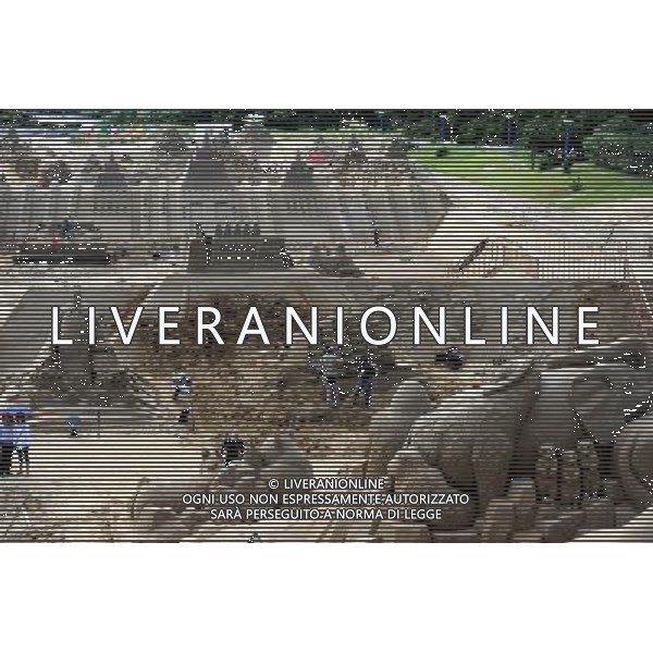 ZHOUSHAN, Sept. 24, 2010 - Photo taken on Sept. 24, 2010 shows sand sculptures in Zhoushan, east China\'s Zhejiang Province. More than 30 artists from home and abroad exhibit their talents, on the theme of a trip to Africa, during a sand sculpture festival here from the 12th to 29th of September, 2010. A 20.91-meter tall sculpture, featuring a Nigerian tale on how a hummingbird become the king of all animals, was competing for the title of World\'s tallest sand sculpture. (/Xu Yu) (lb) © Xu Yu - Xinhua - Photoshot - Ag. Aldo Liverani sas ITALY ONLY CINA - FESTIVAL DELLE SCULTURE DI SABBIA: VIAGGIO IN AFRICA