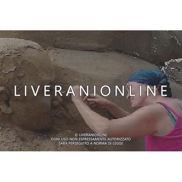 ZHOUSHAN, Sept. 24, 2010 - Dutch artist Marjon Katerberg carves on a sand sculpture in Zhoushan, east China\'s Zhejiang Province, on Sept. 24, 2010. More than 30 artists from home and abroad exhibit their talents, on the theme of a trip to Africa, during a sand sculpture festival here from the 12th to 29th of September, 2010. A 20.91-meter tall sculpture, featuring a Nigerian tale on how a hummingbird become the king of all animals, was competing for the title of World\'s tallest sand sculpture. (/Xu Yu) (lb) © Xu Yu - Xinhua - Photoshot - Ag. Aldo Liverani sas ITALY ONLY CINA - FESTIVAL DELLE SCULTURE DI SABBIA: VIAGGIO IN AFRICA