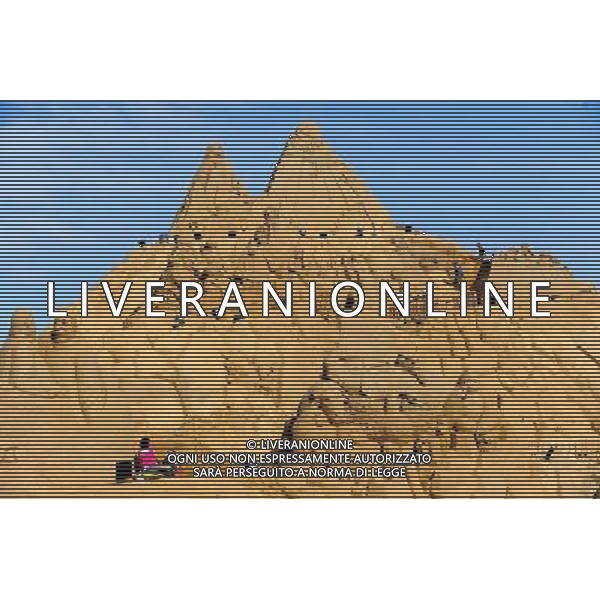 ZHOUSHAN, Sept. 24, 2010 - Photo taken on Sept. 24, 2010 shows a nearly completed sand sculpture in Zhoushan, east China\'s Zhejiang Province. The 20.91-meter tall sculpture, featuring a Nigerian tale on how a hummingbird become the king of all animals, was competing for the title of World\'s tallest sand sculpture. More than 30 artists from home and abroad exhibit their talents, on the theme of a trip to Africa, during a sand sculpture festival here from the 12th to 29th of September, 2010. (/Xu Yu) (lb) © Xu Yu - Xinhua - Photoshot - Ag. Aldo Liverani sas ITALY ONLY CINA - FESTIVAL DELLE SCULTURE DI SABBIA: VIAGGIO IN AFRICA