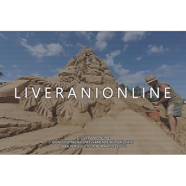 ZHOUSHAN, Sept. 24, 2010 - Canadian artist Michel Lepire carves on a sand sculpture in Zhoushan, east China\'s Zhejiang Province, on Sept. 24, 2010. More than 30 artists from home and abroad exhibit their talents, on the theme of a trip to Africa, during a sand sculpture festival here from the 12th to 29th of September, 2010. A 20.91-meter tall sculpture, featuring a Nigerian tale on how a hummingbird become the king of all animals, was competing for the title of World\'s tallest sand sculpture. (/Xu Yu) (lb) © Xu Yu - Xinhua - Photoshot - Ag. Aldo Liverani sas ITALY ONLY CINA - FESTIVAL DELLE SCULTURE DI SABBIA: VIAGGIO IN AFRICA