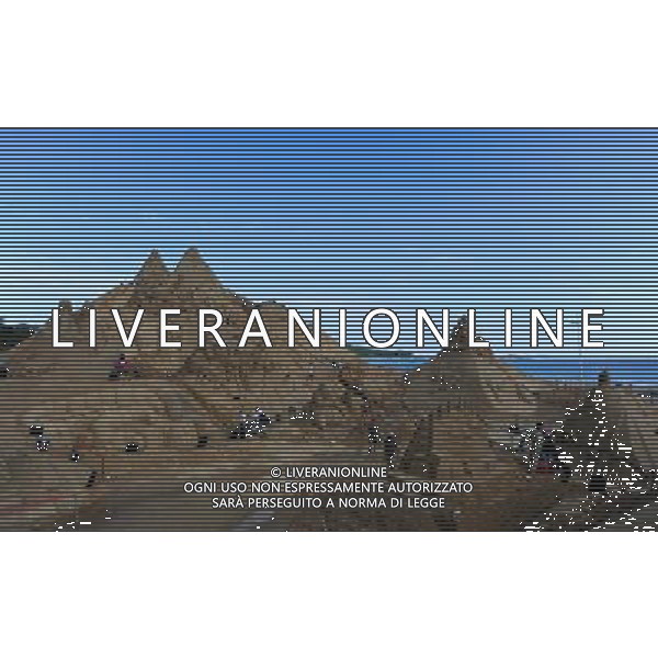 ZHOUSHAN, Sept. 24, 2010 - Photo taken on Sept. 24, 2010 shows sand sculptures in Zhoushan, east China\'s Zhejiang Province. More than 30 artists from home and abroad exhibit their talents, on the theme of a trip to Africa, during a sand sculpture festival here from the 12th to 29th of September, 2010. A 20.91-meter tall sculpture, featuring a Nigerian tale on how a hummingbird become the king of all animals, was competing for the title of World\'s tallest sand sculpture. (/Xu Yu) (lb) © Xu Yu - Xinhua - Photoshot - Ag. Aldo Liverani sas ITALY ONLY CINA - FESTIVAL DELLE SCULTURE DI SABBIA: VIAGGIO IN AFRICA