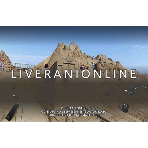 ZHOUSHAN, Sept. 24, 2010 - Photo taken on Sept. 24, 2010 shows sand sculptures in Zhoushan, east China\'s Zhejiang Province. More than 30 artists from home and abroad exhibit their talents, on the theme of a trip to Africa, during a sand sculpture festival here from the 12th to 29th of September, 2010. A 20.91-meter tall sculpture, featuring a Nigerian tale on how a hummingbird become the king of all animals, was competing for the title of World\'s tallest sand sculpture. (/Xu Yu) (lb) © Xu Yu - Xinhua - Photoshot - Ag. Aldo Liverani sas ITALY ONLY CINA - FESTIVAL DELLE SCULTURE DI SABBIA: VIAGGIO IN AFRICA