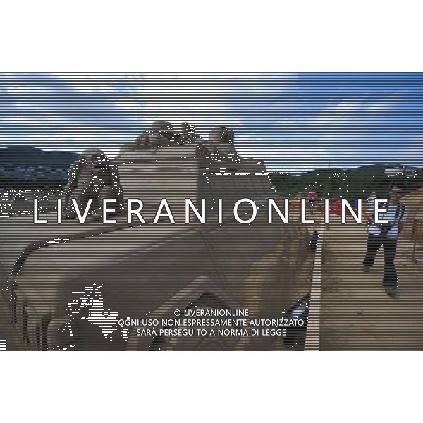 ZHOUSHAN, Sept. 24, 2010 - Photo taken on Sept. 24, 2010 shows sand sculptures in Zhoushan, east China\'s Zhejiang Province. More than 30 artists from home and abroad exhibit their talents, on the theme of a trip to Africa, during a sand sculpture festival here from the 12th to 29th of September, 2010. A 20.91-meter tall sculpture, featuring a Nigerian tale on how a hummingbird become the king of all animals, was competing for the title of World\'s tallest sand sculpture. (/Xu Yu) (lb) © Xu Yu - Xinhua - Photoshot - Ag. Aldo Liverani sas ITALY ONLY CINA - FESTIVAL DELLE SCULTURE DI SABBIA: VIAGGIO IN AFRICA