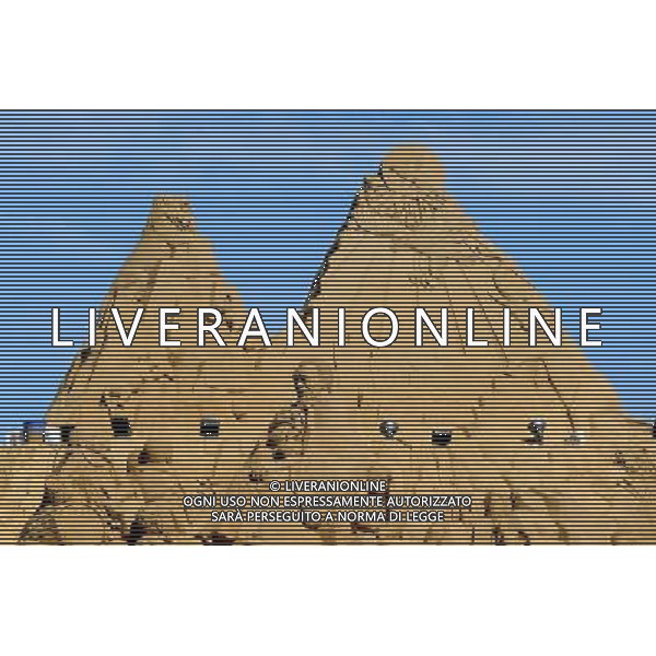 ZHOUSHAN, Sept. 24, 2010 - Photo taken on Sept. 24, 2010 shows a nearly completed sand sculpture in Zhoushan, east China\'s Zhejiang Province. The 20.91-meter tall sculpture, featuring a Nigerian tale on how a hummingbird become the king of all animals, was competing for the title of World\'s tallest sand sculpture. More than 30 artists from home and abroad exhibit their talents, on the theme of a trip to Africa, during a sand sculpture festival here from the 12th to 29th of September, 2010. (/Xu Yu) (lb) © Xu Yu - Xinhua - Photoshot - Ag. Aldo Liverani sas ITALY ONLY CINA - FESTIVAL DELLE SCULTURE DI SABBIA: VIAGGIO IN AFRICA