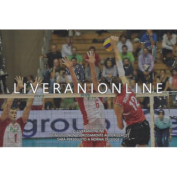 Trieste, 25/09 /2010. FIVB 2010 Men\'s World Championship Polonia vs Canada Gruppo F - 1 turno Nella foto: Nowakowski Piotr e Kurker Bartosz tentano il muro su Schmitt Gavin Foto di Simone Ferraro / Ag. Aldo Liverani