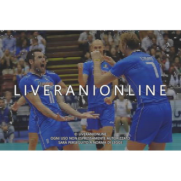 Campionati Mondiali Pallavolo maschile FIVB 3¡ giornata della prima fase Milano 27-09-2010 Italia - Iran nella foto: Cristian Savani (Italia) a SX foto Garavaglia - ag. Aldo Liverani sas