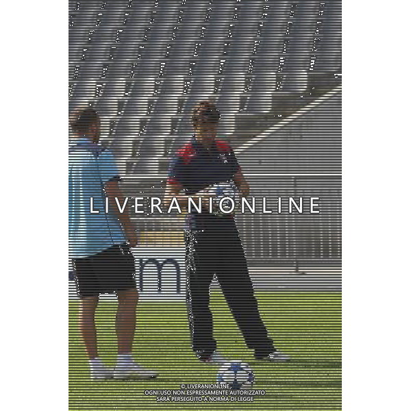 20100927: BRAGA, PORTUGAL - SC Braga training session to prepare Champions League 2010/2011 match against Shaktar Donetsk. In picture: allenatore Domingos Paciencia. PHOTO: CITYFILES/NEWSPIX.PL - AG. ALDO LIVERANI SAS ITALY ONLY ALLENAMENTO DELLA SQUADRA PORTOGHESE DEL BRAGA IN VISTA DELLA PARTITA DI CHAMPIONS LEAGUE 2010-2011 CONTRO IL SHAKTAR DONETSK *** Local Caption *** 