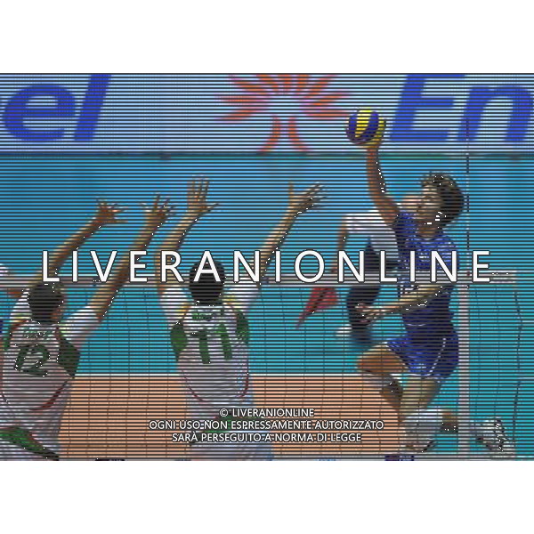 TURIN, Sept. 27, 2010 ()Nicolas Marechal (R) of France spikes the ball during the match against Bulgaria of Pool E at FIVB 2010 Men\'s World Championship in Turin, Italy, Sept. 26, 2010. France won 3-2. (/Chen Haitong) (kh) - Xinhua/Photoshot - AG. ALDO LIVERANI SAS ITALY ONLY Francia - Bulgaria Volley Campionati Mondiali Pallavolo maschile FIVB - prima fase Torino