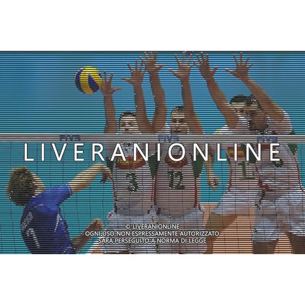 TURIN, Sept. 27, 2010 ()Players of Bulgaria (White) block the ball during the match against France of Pool E at FIVB 2010 Men\'s World Championship in Turin, Italy, Sept. 26, 2010. Bulgaria lost 2-3. (/Chen Haitong) (kh) - Xinhua/Photoshot - AG. ALDO LIVERANI SAS ITALY ONLY Francia - Bulgaria Volley Campionati Mondiali Pallavolo maschile FIVB - prima fase Torino
