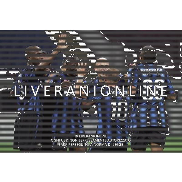 Milano 29-09-2010 Champions League 2010/11 inter-werder brema 4:0 nella foto wesley sneijder esulta dopo il gol con i compagni ph marco luzzani/ag aldo liverani s.a.s.