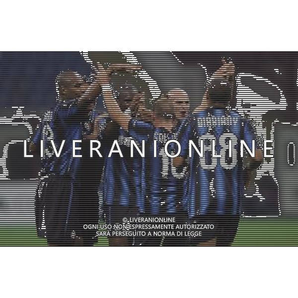 Milano 29-09-2010 Champions League 2010/11 inter-werder brema 4:0 nella foto wesley sneijder esulta dopo il gol con i compagni ph marco luzzani/ag aldo liverani s.a.s.