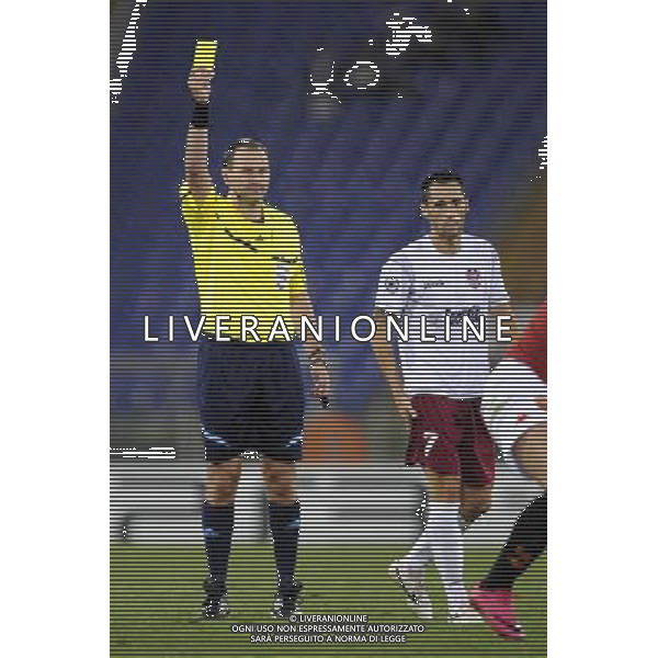Roma - 28/09/2010 - Stadio Olimpico - Uefa Champions League 2010/2011 - Fase a gironi - Gruppo E - Roma vs CFR Cluj - nella foto: L\'arbitro Jonas ERIKSSON ammonisce Emil DICA ph. Corradetti/Aldo LIVERANI Sas
