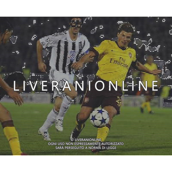 (100929) -- BELGRADE, Sept 29, 2010 () -- Arsenal\'s Andrey Arshavin (R) vies for the ball during their Champions League Group H soccer match against Partizan Belgrade in Belgrade, Serbia, Sept. 28, 2010. Arsenal won by 3-1. (/Marko Rupena) (Serbia Out) - Xinhua/Photoshot - Ag. Aldo Liverani sas ITALY ONLY BELGRADO - partita: ARSENAL vs PARTIZAN/ CHAMPIONS LEAGUE 2010-2011