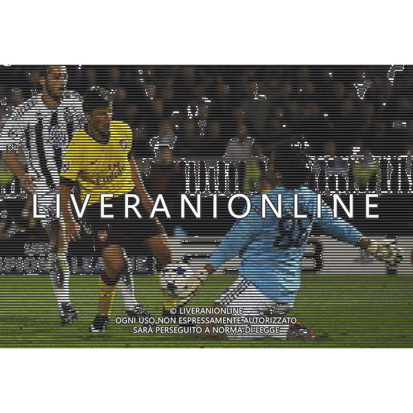 (100929) -- BELGRADE, Sept 29, 2010 () -- Arsenal\'s Andrey Arshavin (C) vies for the ball during their Champions League Group H soccer match against Partizan Belgrade in Belgrade, Serbia, Sept. 28, 2010. Arsenal won by 3-1. (/Marko Rupena) (Serbia Out) - Xinhua/Photoshot - Ag. Aldo Liverani sas ITALY ONLY BELGRADO - partita: ARSENAL vs PARTIZAN/ CHAMPIONS LEAGUE 2010-2011