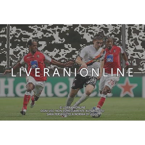 20100928: BRAGA, PORTUGAL - SC Braga vs Shakhtar Donetsk: UEFA Champions League 2010/2011 Group H Round 2. In picture: Leandro Salino, Yaroslav Rakitskiy and Alan. PHOTO: Pedro Benavente/CITYFILES / Newspix.pl - Ag. Aldo Liverani sas ITALY ONLY 