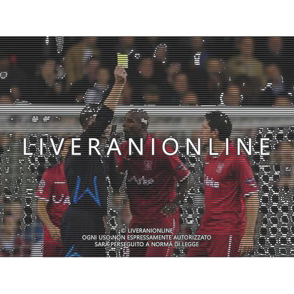 (100930) -- LONDON, Sept 30, 2010 () -- Nicky Kuiper (R) of Twente recieves a yeallow card during the match against Tottenham Hotspur of group A in the 2010/11 UEFA Champions League in London, Britain, Sept. 29, 2010. Twente lost 1-4. (/Zeng Yi) - Xinhua/Photoshot - Ag. Aldo Liverani sas ITALY ONLY LONDRA - TOTTENHAM HOTSPUR vs TWENTE. CHAMPIONS LEAGUE 2010/2011 CARTELLINO GIALLO