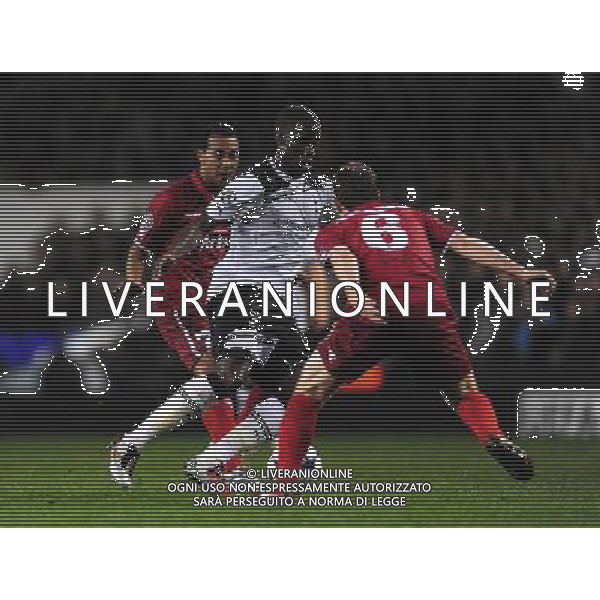 (100930) -- LONDON, Sept 30, 2010 () -- Sebastien Bassong (C) of Tottenham Hotspur breaks through during the match against Twente of group A in the 2010/11 UEFA Champions League in London, Britain, Sept. 29, 2010. Hotspur won by 4-1. (/Zeng Yi) - Xinhua/Photoshot - Ag. Aldo Liverani sas ITALY ONLY LONDRA - TOTTENHAM HOTSPUR vs TWENTE. CHAMPIONS LEAGUE 2010/2011