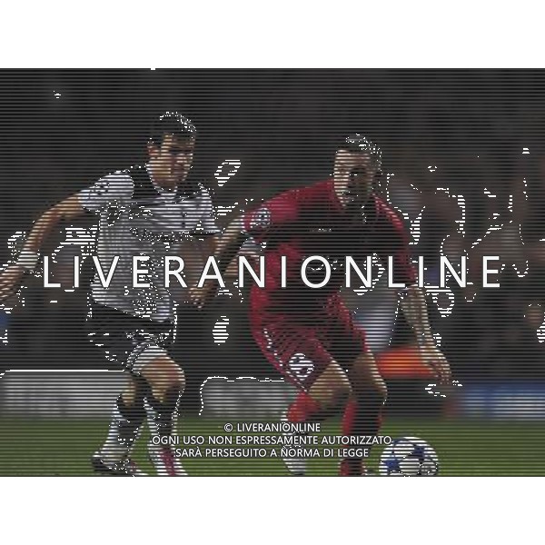 (100930) -- LONDON, Sept 30, 2010 () -- Theo Janssen (R) of Twente and Gareth Bale of Tottenham Hotspur vie for the ball during their match of group A in the 2010/11 UEFA Champions League in London, Britain, Sept. 29, 2010. Hotspur won by 4-1. (/Zeng Yi) - Xinhua/Photoshot - Ag. Aldo Liverani sas ITALY ONLY LONDRA - TOTTENHAM HOTSPUR vs TWENTE. CHAMPIONS LEAGUE 2010/2011