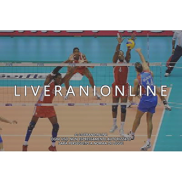 Campionati Mondiali Pallavolo maschile FIVB 1ç giornata della seconda fase Milano 30-09-2010 Cuba - Serbia nella foto: un muro vincente di Leal contro l\'attacco di Miljkovic foto Garavaglia - ag. Aldo Liverani sas