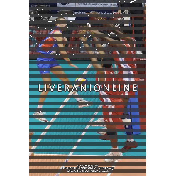 Campionati Mondiali Pallavolo maschile FIVB 1ç giornata della seconda fase Milano 30-09-2010 Cuba - Serbia nella foto: Kovacevic contro l\'insuperabile muro di Cuba foto Garavaglia - ag. Aldo Liverani sas