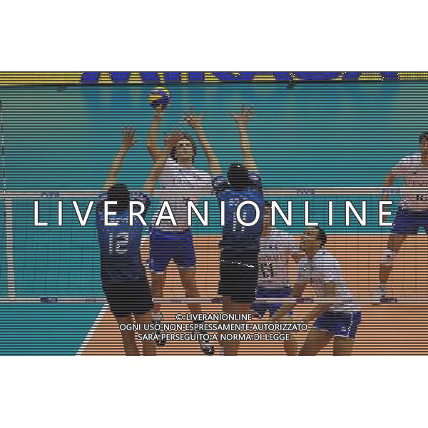 Campionati Mondiali Pallavolo maschile FIVB 1Á giornata della seconda fase Milano 30-09-2010 Francia - Argentina nella foto: Rouzier (Francia) contro il muro argentino di Pereyra e Sole foto Garavaglia - ag. Aldo Liverani sas