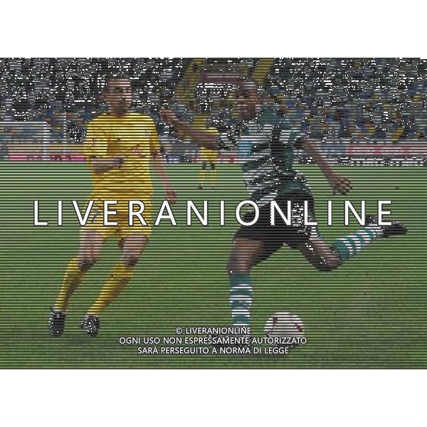 20100930: LISBON, PORTUGAL - Sporting Lisbon vs PFC Levski Sofia: UEFA Europa League 2010/2011 - Group Stage. NELLA FOTO Evaldo (Sporting) and Daniel Mladenov (Levski). PHOTO: Alexandre Pona/CITYFILES AG ALDO LIVERANI-ONLY ITALY