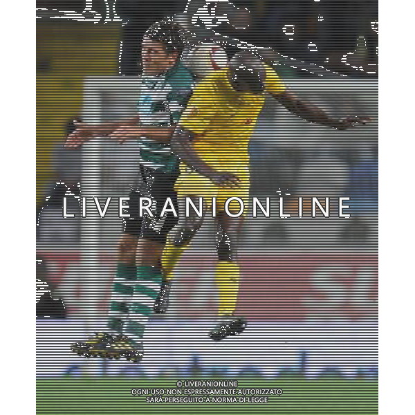 20100930: LISBON, PORTUGAL - Sporting Lisbon vs PFC Levski Sofia: UEFA Europa League 2010/2011 - Group Stage. NELLA FOTO Alberto Zapater (Sporting) and Garra Dembele (Levski) PHOTO: Alexandre Pona/CITYFILES AG ALDO LIVERANI-ONLY ITALY