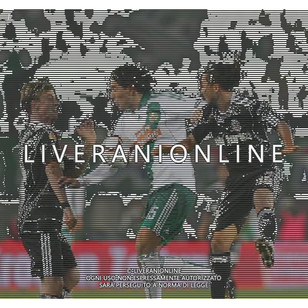 Euroleague group L match between Rapid Vienna v Besiktas Istanbul at Ernst Happel Stadium in Wien, Austria. 30.09.2010 Match Scored: Rapid Vienna 1 v Besiktas Istanbul 2 NELLA FOTO Guti (L) and Rodrigo Tabata (R) of Besiktas and Yasin Pevlivan (center) of Rapid Vienna. Newspix.pl *** Local Caption *** www.newspix.pl AG ALDO LIVERANI ONLY ITALY