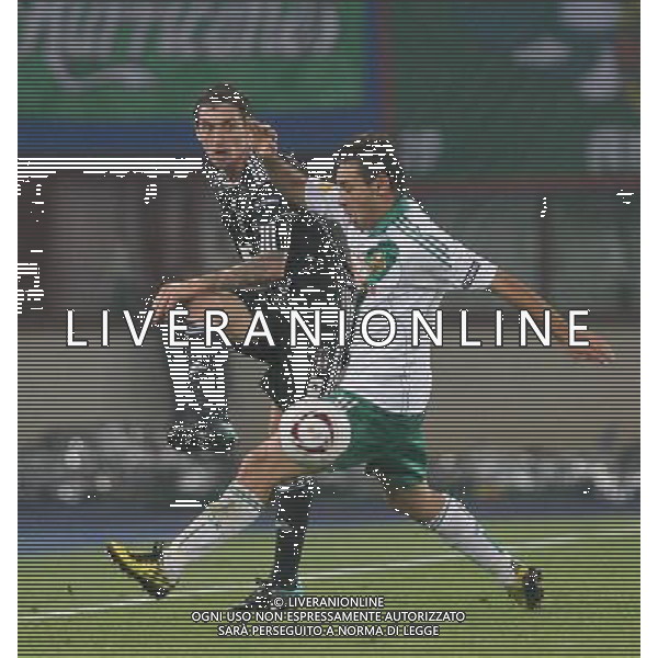 Euroleague group L match between Rapid Vienna v Besiktas Istanbul at Ernst Happel Stadium in Wien, Austria. 30.09.2010 Match Scored: Rapid Vienna 1 v Besiktas Istanbul 2 NELLA FOTO Roberto Hilbert ( back) of Besiktas and Veli Kavlak (front) of Rapid Vienna. Newspix.pl *** Local Caption *** www.newspix.pl AG ALDO LIVERANI ONLY ITALY