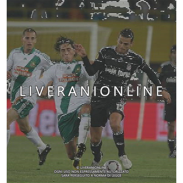 Euroleague group L match between Rapid Vienna v Besiktas Istanbul at Ernst Happel Stadium in Wien, Austria. 30.09.2010 Match Scored: Rapid Vienna 1 v Besiktas Istanbul 2 NELLA FOTO Atdhe Nuhiu (L) of Rapid Vienna and Bobo (R) of Besiktas. Newspix.pl *** Local Caption *** www.newspix.pl AG ALDO LIVERANI ONLY ITALY