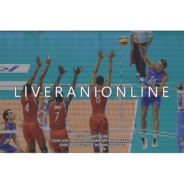 Campionati Mondiali Pallavolo maschile FIVB 1Á giornata della seconda fase Milano 30-09-2010 Cuba - Serbia nella foto: Miljkovic cerca di superare il muro di Cuba foto Garavaglia - ag. Aldo Liverani sas
