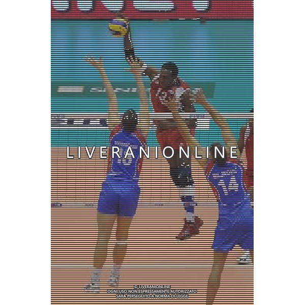 Campionati Mondiali Pallavolo maschile FIVB 1Á giornata della seconda fase Milano 30-09-2010 Cuba - Serbia nella foto: un attacco di Simon foto Garavaglia - ag. Aldo Liverani sas