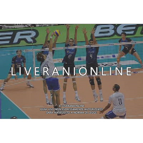 Campionati Mondiali Pallavolo maschile FIVB 1Á giornata della seconda fase Milano 30-09-2010 Francia - Argentina nella foto: Rouzier (Francia) contro il muro argentino foto Garavaglia - ag. Aldo Liverani sas