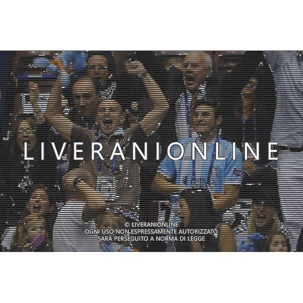 Campionati Mondiali Pallavolo maschile FIVB 1Á giornata della seconda fase Milano 30-09-2010 Francia - Argentina nella foto: i giocatori dell\'Inter Cambiasso e Zanetti esultano a fine gara foto Garavaglia - ag. Aldo Liverani sas
