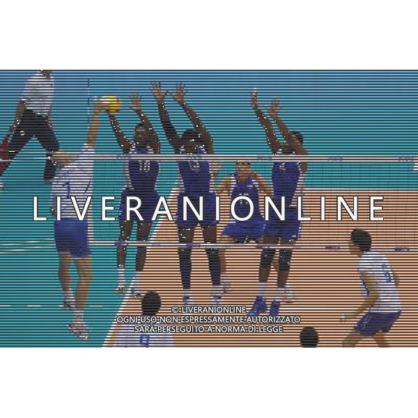 Campionati Mondiali Pallavolo maschile FIVB 2ç giornata della seconda fase Milano 1-10-2010 Messico - Cuba nella foto: Contreras (Messico) contro il muro a tre di Cuba con Diaz, Simon e Leal foto Garavaglia - ag. Aldo Liverani sas