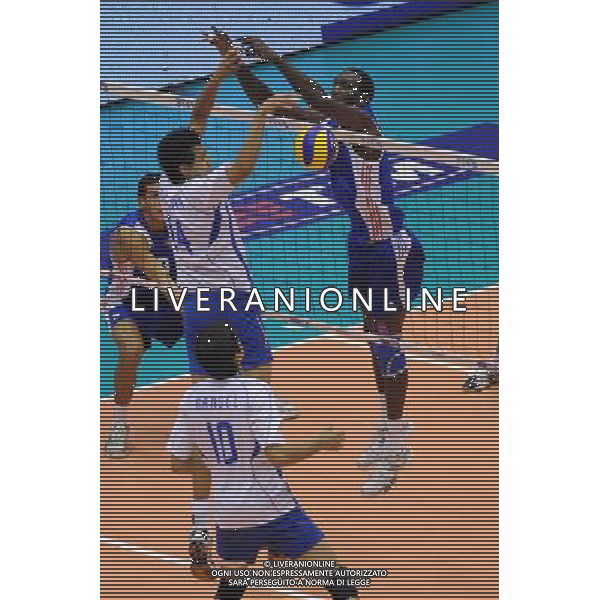 Campionati Mondiali Pallavolo maschile FIVB 2ç giornata della seconda fase Milano 1-10-2010 Messico - Cuba nella foto: Camejo (Cuba) a DX ha la meglio su Aguielra (Messico) foto Garavaglia - ag. Aldo Liverani sas