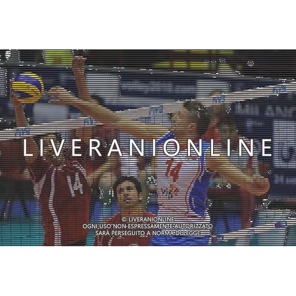 Campionati Mondiali Pallavolo maschile FIVB 3° giornata della seconda fase Milano 2-10-2010 Serbia - Messico nella foto: Aguilera (Messico) a SX cerca di contrastare la potenza di Miljkovic (Serbia) foto Garavaglia - ag. Aldo Liverani sas