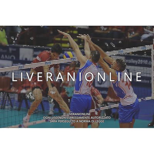 Campionati Mondiali Pallavolo maschile FIVB 3° giornata della seconda fase Milano 2-10-2010 Serbia - Messico nella foto: l\'attacco di Cordova (Messico) non supera il muro di Podrascanin e Miljkovic (Serbia) foto Garavaglia - ag. Aldo Liverani sas