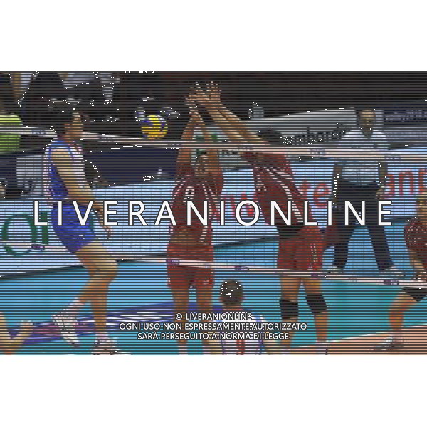 Campionati Mondiali Pallavolo maschile FIVB 3° giornata della seconda fase Milano 2-10-2010 Serbia - Messico nella foto: la schiacciata di Stankovic (Serbia) ribattuta dal muro messicano con la palla che danza sul nastro della rete prima di cadere nel campo messicano foto Garavaglia - ag. Aldo Liverani sas