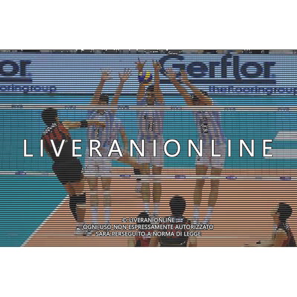 Campionati Mondiali Pallavolo maschile FIVB 3Á giornata della seconda fase Milano 2-10-2010 Argentina - Giappone nella foto: Fukuzawa (Giappone) contro il muro a tre di Conte, Sole e Pereyra (Argentina) foto Garavaglia - ag. Aldo Liverani sas