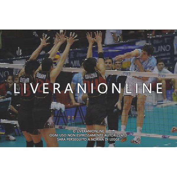 Campionati Mondiali Pallavolo maschile FIVB 3Á giornata della seconda fase Milano 2-10-2010 Argentina - Giappone nella foto: Pereyra (Argentina) cerca di superare il muro del Giappone foto Garavaglia - ag. Aldo Liverani sas