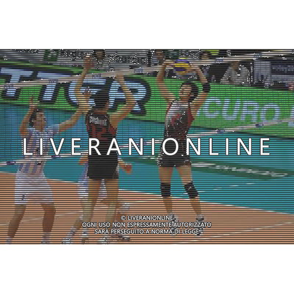 Campionati Mondiali Pallavolo maschile FIVB 3Á giornata della seconda fase Milano 2-10-2010 Argentina - Giappone nella foto: Abe in palleggio per un attacco del Giappone foto Garavaglia - ag. Aldo Liverani sas