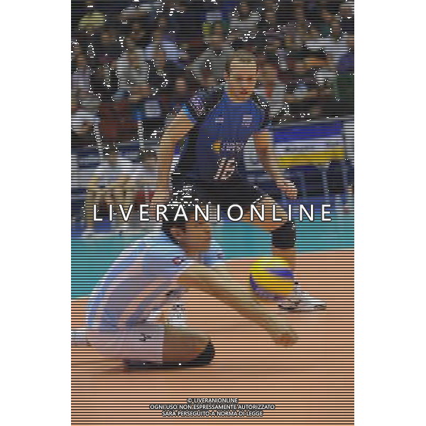 Campionati Mondiali Pallavolo maschile FIVB 3° giornata della seconda fase Milano 2-10-2010 Argentina - Giappone nella foto: Alexis Gonzalez osserva Lucas Ocampo (Argentina) in ricezione foto Garavaglia - ag. Aldo Liverani sas