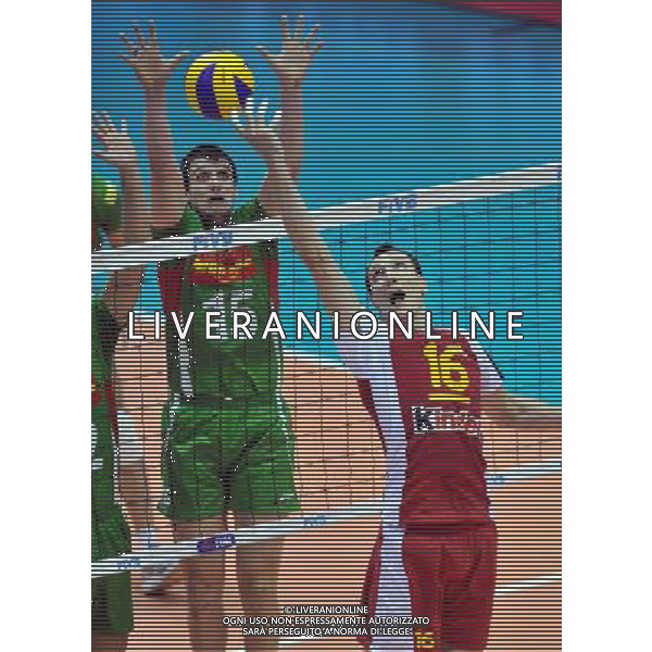(101005) -- FLORENCE, Oct. 5, 2010 () -- Julian Garcia-Torres (R) of Spain competes during the third round match against Bulgaria at the 2010 FIVB Men\'s Volleyball World Championship in Florence, Italy, Oct. 4, 2010. Bulgaria won 3-1. (/Chen Haitong) ©photoshot/Agenzia Aldo Liverani Sas - ITALY ONLY - Bulgaria vs Spagna Volley FIVB 2010 Campionati del Mondo di pallavolo maschile a Firenze, 4 ottobre 2010. La Bulgaria ha vinto 3-1.